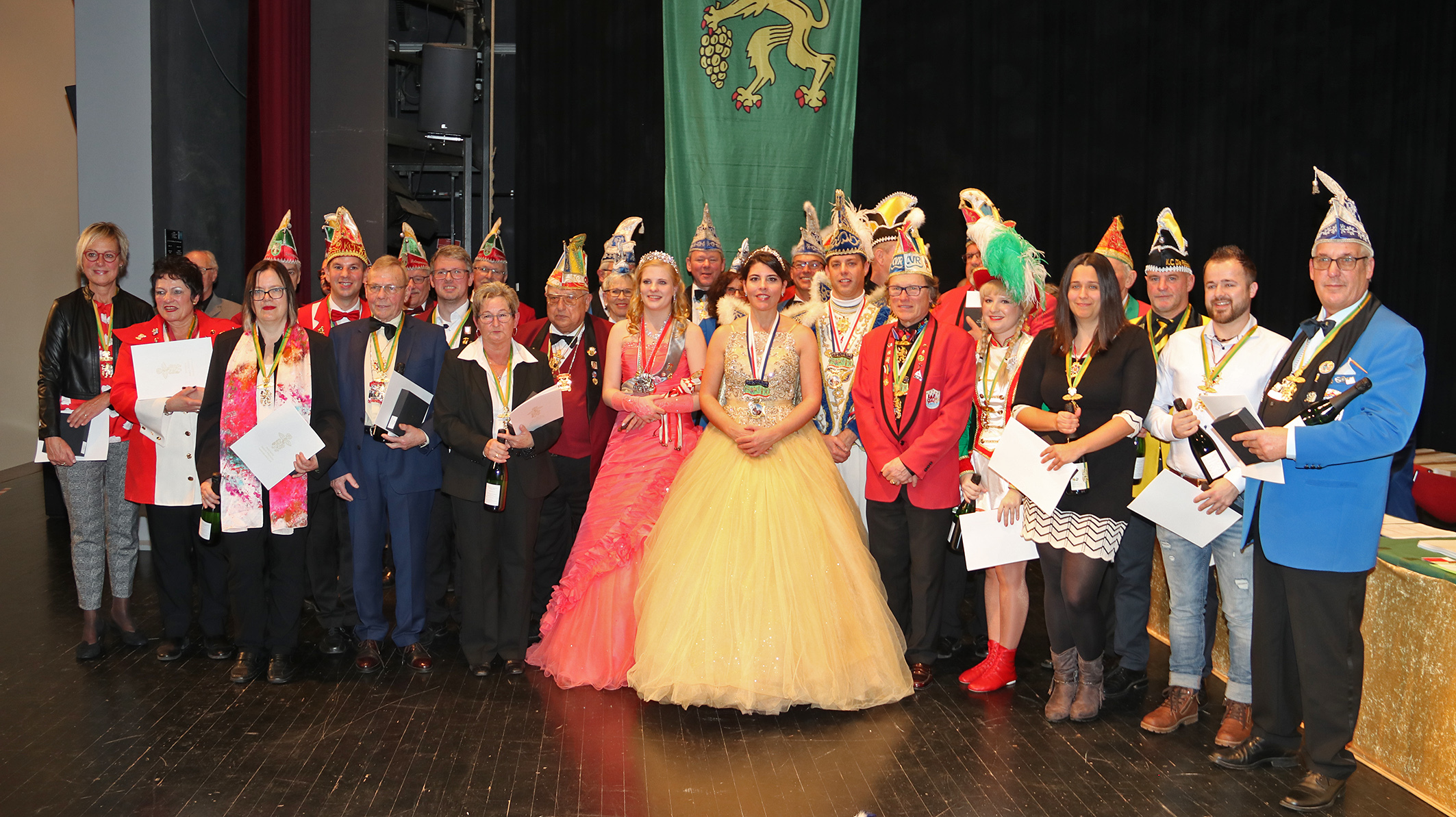 Das Foto zeigt unter anderem die Geehrten der Rheinfunken Speyer, der Speyerer Karnevalgesellschaft und des Karnevalclubs Otterstadt.