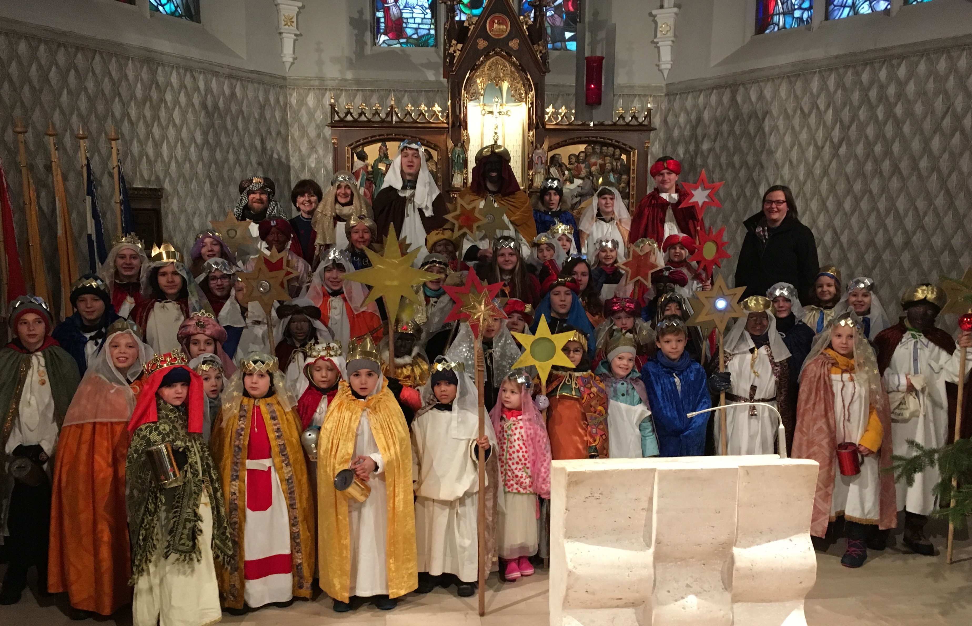 53 Bännjer Sternsinger segneten gemeinsam mit ihren Begleiter die Häuser in Bann. Sie sammelten den stolzen Betrag von 6.268 Euro zur Unterstützung von Projekten für behinderte Kinder Foto: Stephan Mees