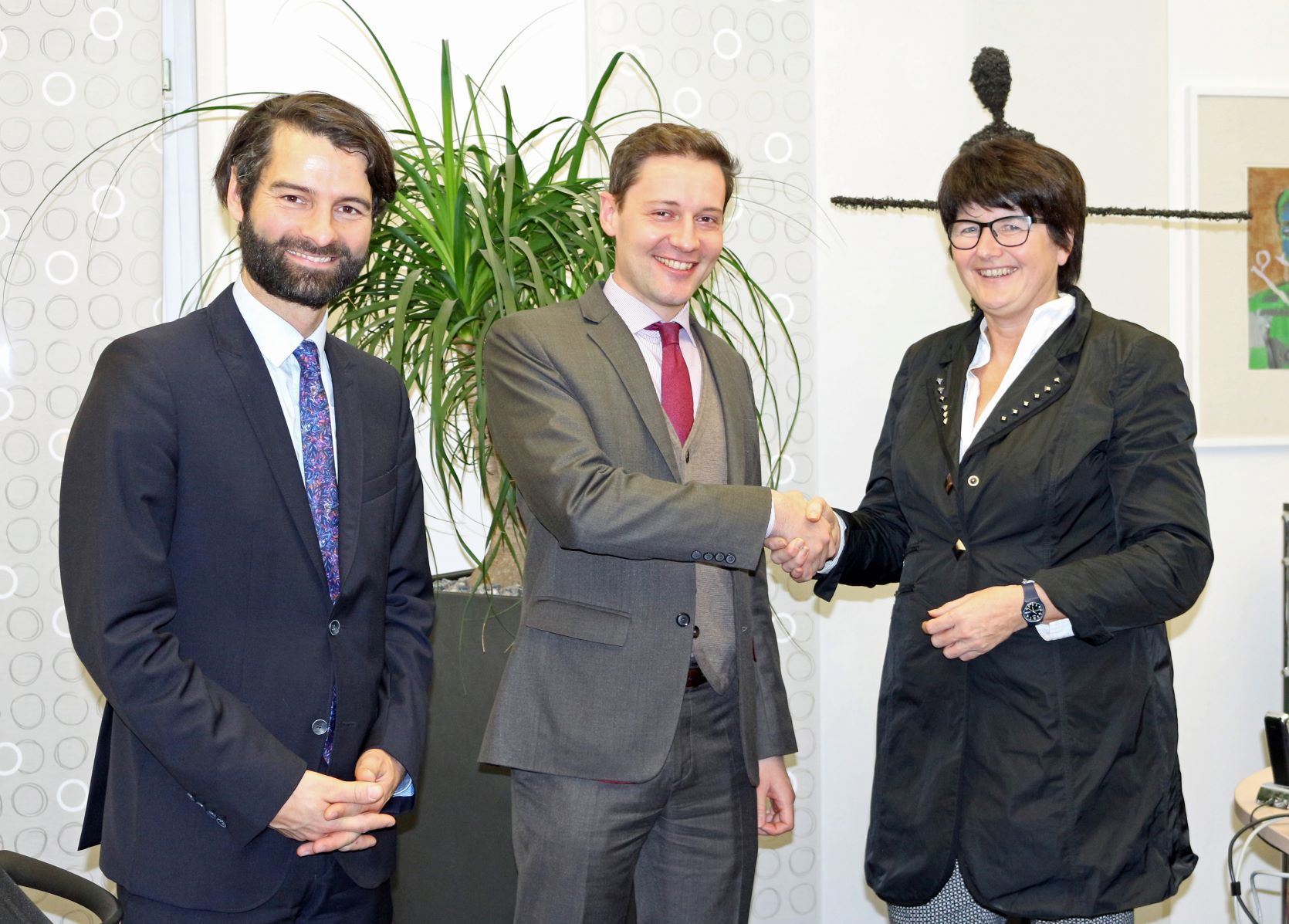 Die interkommunale Zusammenarbeit im Blick: Als neuer Gesellschafter tritt die Ge-meinde Linkenheim-Hochstetten der Regionalen Wirtschaftsförderung Bruchsal bei. Von links nach rechts: Stefan Huber, Geschäftsführer der WFG; Michael Möslang, Bürgermeister der Gemeinde Linkenheim-Hochstetten; Oberbürgermeisterin Cornelia Petzold-Schick, Aufsichtsratsvorsitzende der "WFG"
