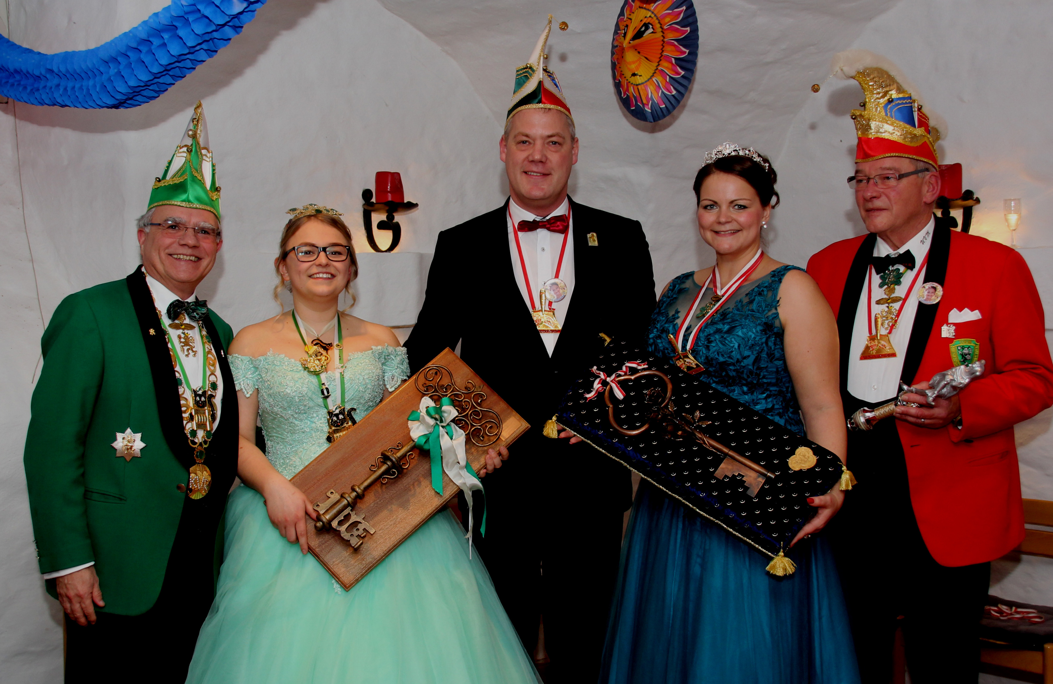 „Bruchkatze“-Präsident Jürgen Lesmeister mit Karnevalsprinzessin Denise I., Stadtbürgermeister Ralf Hechler, Karnevalsprinzessin Katharina I. mit Sitzungspräsident Michael Schönborn von den „Miesenbacher Vielläppcher“ (von links) Foto: Kries