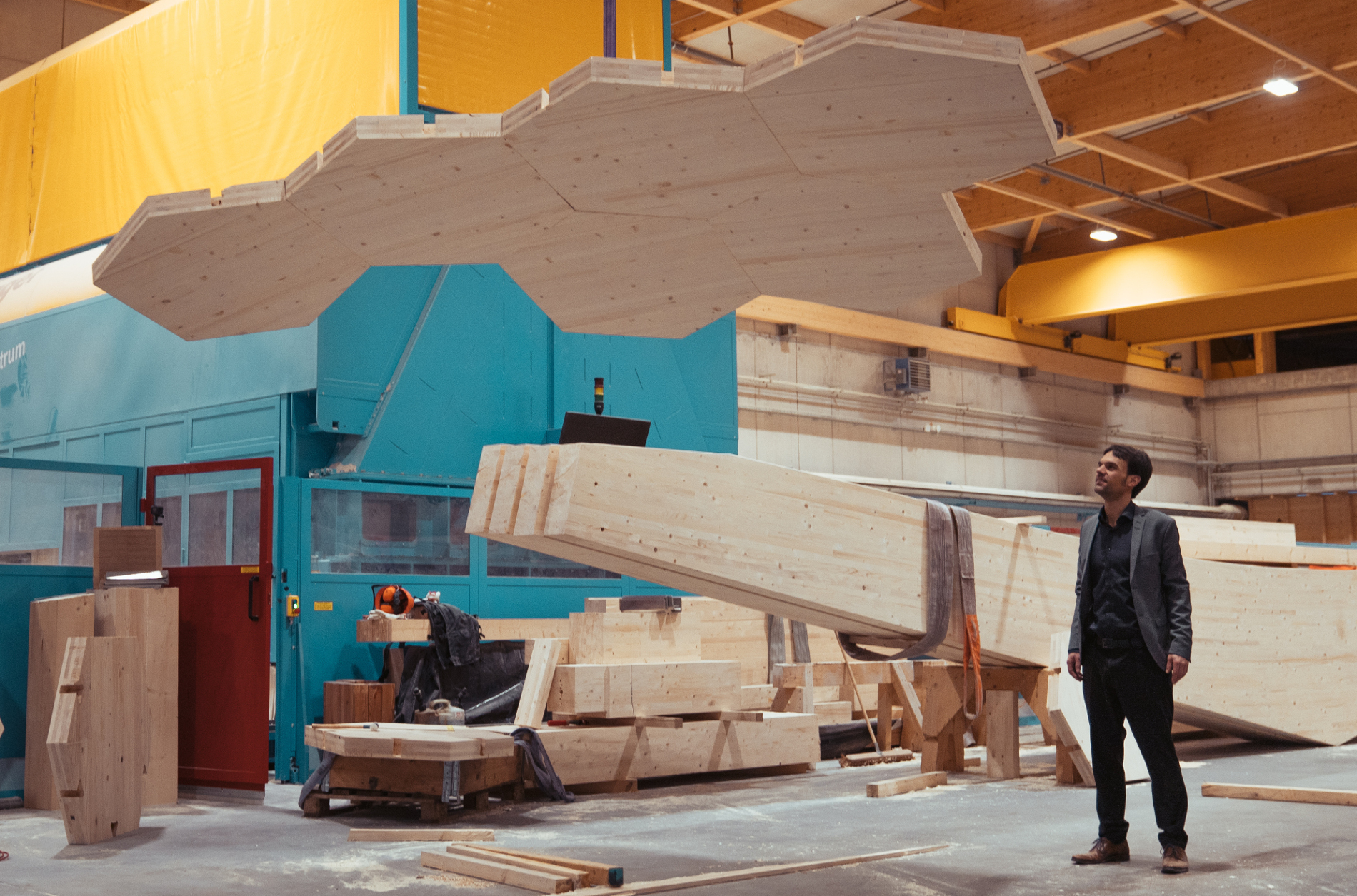 Der Kaiserslauterer Architekt Juniorprofessor Robeller bei der Produktion der Holzteile für die Kuppel. Zum Einsatz kam die neue Softwareschnittstelle. Foto: Felix Fahrenschon, Fa. Hundegger