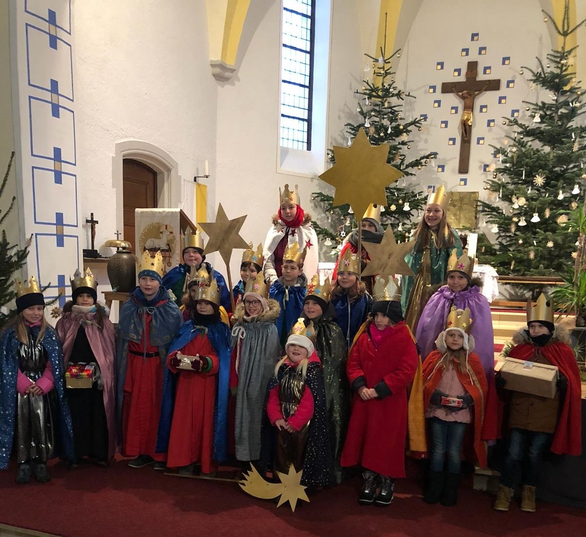 19 Sternsinger überbrachten in Hauptstuhl den Segen an die Einwohner und sammelten dabei 2.078 Euro für Kinderprojekte in aller Welt Foto: PS