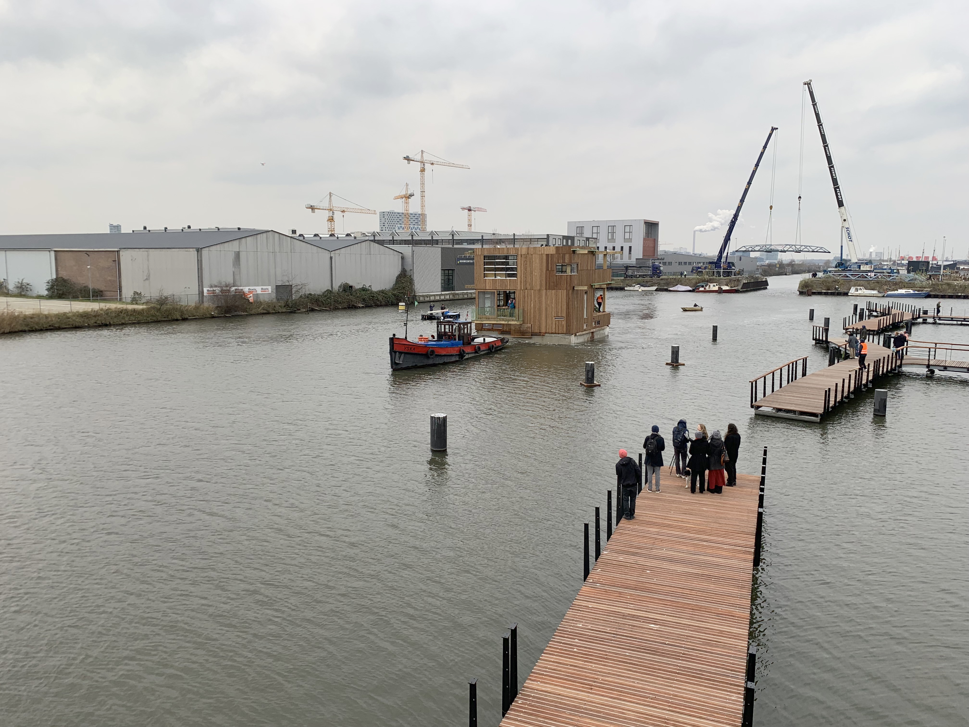 Die Schoonschip Community im Aufbau. In 30 schwimmenden Häusern im Norden von Amsterdam wird eine neue Form des Energiemanagements realisiert: Sie sind nahezu energieautark und bilden das nachhaltigste schwimmende Quartier in Europa. Foto: Fraunhofer ITWM