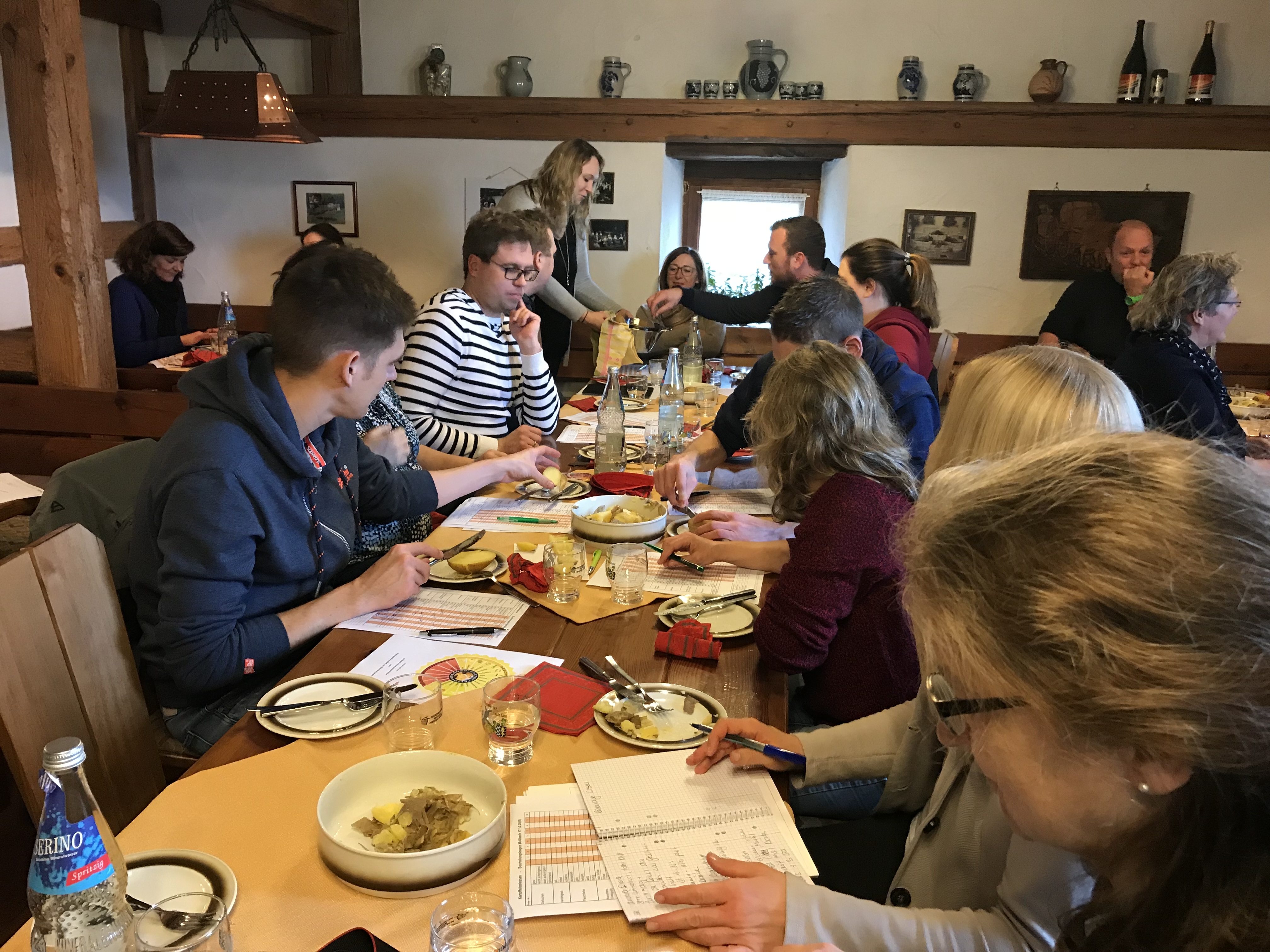 Gemeinsames „Grumbeer-Tasting“ im Herrenhof.
