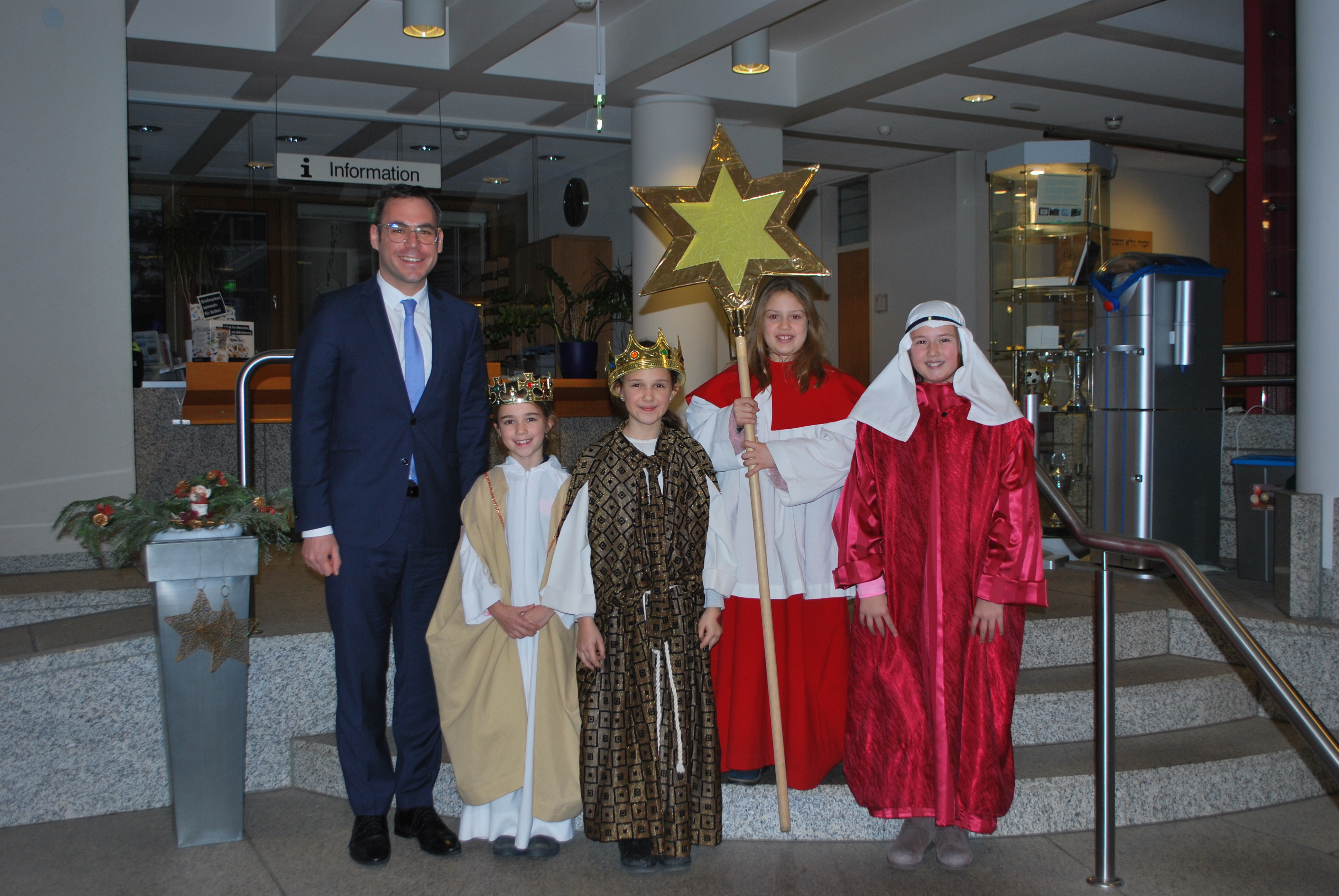 Die Sternsinger im Rathaus Graben-Neudorf