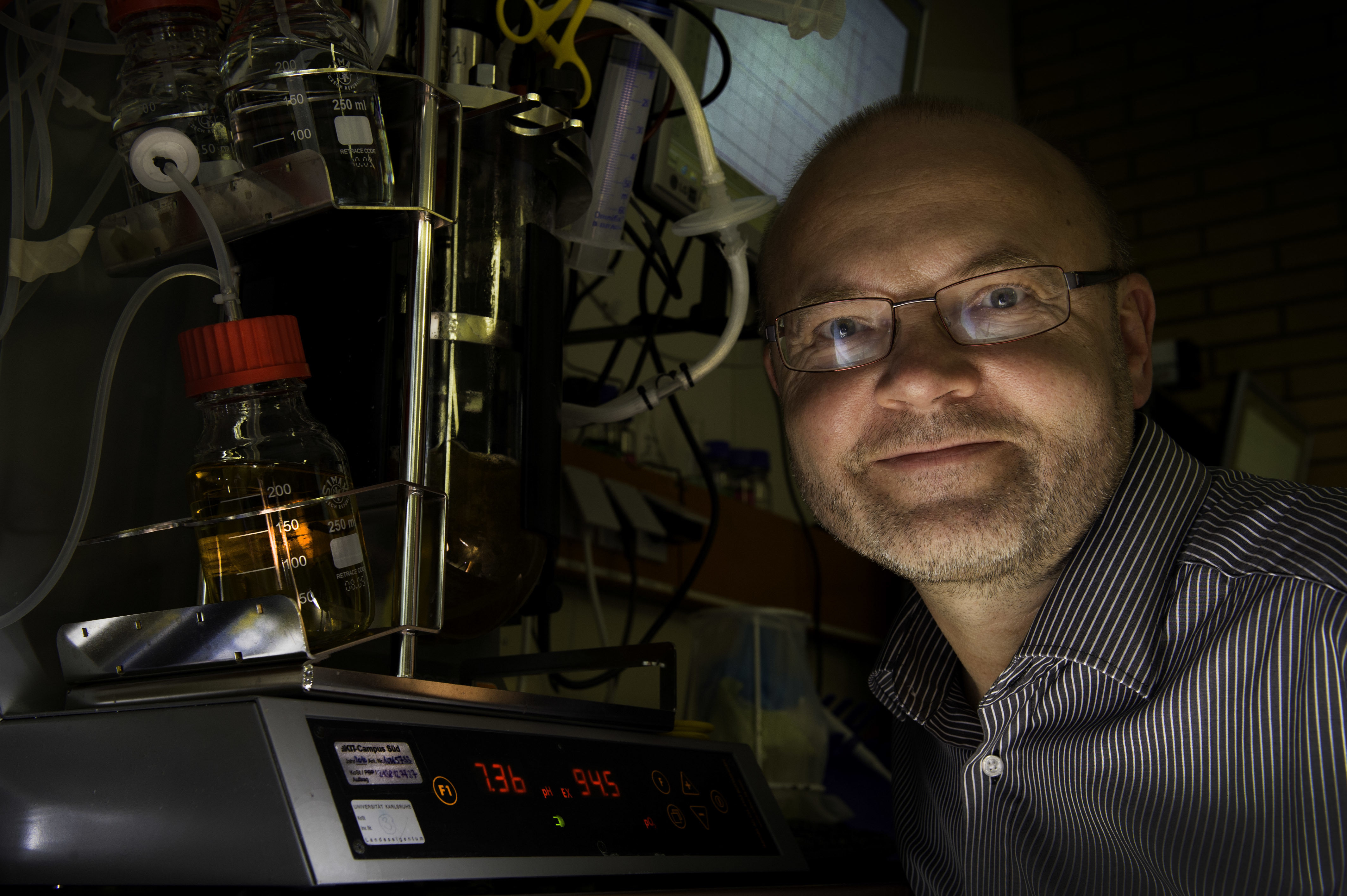 Prof. Dr. Christoph Syldatk an seinem Arbeitsplatz im Institut für Technische Biologie des KIT
