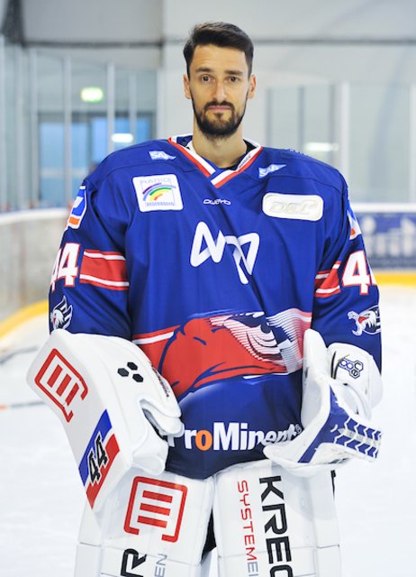 Torhüter Dennis Endras (44): Mit über 600 DEL-Spielen gehört der gebürtige Allgäuer zu den erfahrensten Spielern seiner Zunft. Seit sieben Jahren trägt der Nationaltorhüter das Adler-Trikot. Auch in dieser Spielzeit gehört der „Frischluftfanatiker“ (schippt gerne Schnee!) wieder zu stärksten Torhütern der DEL.   | Foto: PIX-Sportfotos/Petra Loew