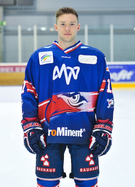 Verteidiger Janik Möser (11): Einer der jüngsten im aktuellen Adler-Kader. Der waschechte Käfertaler durchlief alle „Mannheimer Eishockeystationen“, bis er für vier Jahre in der amerikanischen Universitätsliga NCAA spielte. Hat einen Bachelor sowohl in BWL als auch in VWL.   | Foto: PIX-Sportfotos/Petra Loew 