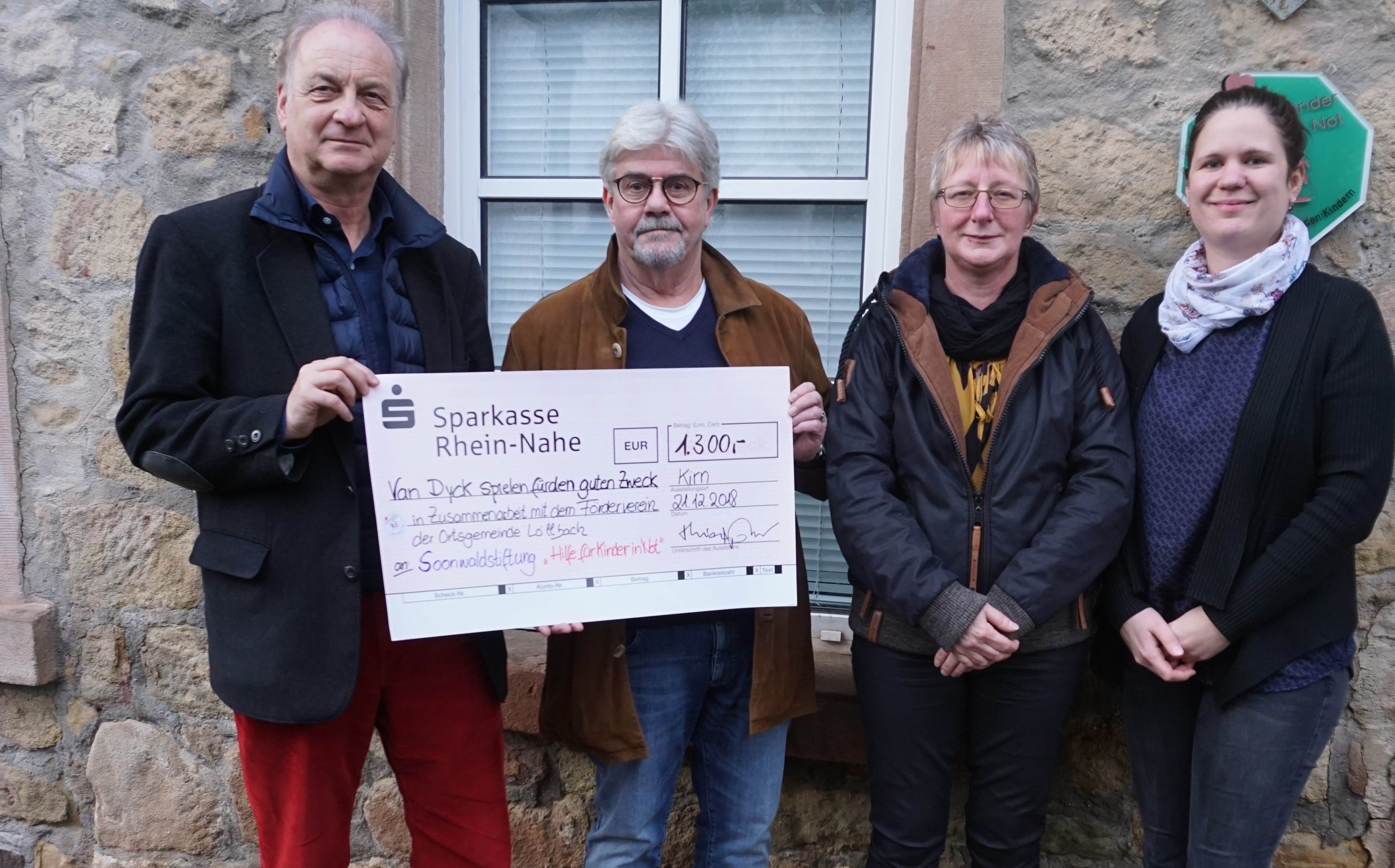 Peter Ballat und Paul-Michael Thiery (beide von Van Dyck), Manuela Müller (Förderverein Ortsgemeinde Löllbach), Isabell Lauf von der Soonwaldstiftung (von links) bei der Spendenübergabe. Foto: ps