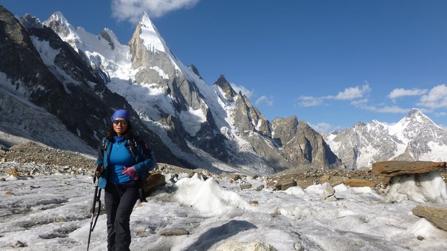 Basislager am Gasherbrum im Hintergrund der Lela Peak  | Foto: privat