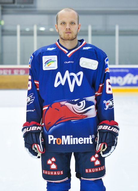 Verteidiger Joonas Lehtivuori (6): Einer der beiden finnischen Neuzugänge. Ein echter Volltreffer. Ein echter Stabilisator mit Zug nach vorne. Einer der Gründe, warum die Adler defensiv viel stärker sind als in den Jahren zuvor. Er würde gerne mal ein Tennisspiel gegen Roger Federer in Wimbledon machen.  | Foto: PIX-Sportfotos/Petra Loew