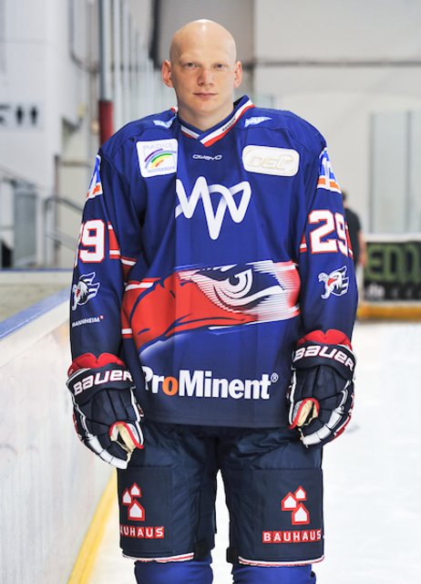 Verteidiger Denis Reul (29): Bislang kann der bei den Fans so beliebte Denis wieder eine Saison ohne Verletzung spielen. Wenn der „sanfte Riese“ in den Zweikampf geht, dann heißt es für den Gegner: warm anziehen. Die Nummer 29 ist längst schon ein großer Liebling der Kurpfälzer Eishockeyfans. | Foto: PIX-Sportfotos/Petra Loew 