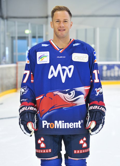 Stürmer Marcus Kink (17): Er läuft und läuft und läuft…  Der Kapitän der Adler, dessen Vertrag noch bis 2021 läuft, ist 34 Jahre alte und längst ein Dauerbrenner der Deutschen Eishockey-Liga. Noch fünf Spiele dann hat er 800(!) Spiele für die Adler bestritten und mit 96 Toren dürfte die 100-Tore-Marke auch noch zu knacken sein. Es ist seine 15. Saison im Adler-Trikot.  | Foto: PIX-Sportfotos/Petra Loew 