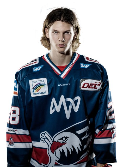 Verteidiger Moritz Seider (53): Shootingstar unter den Youngstern. Der zweitjüngste Spieler der Adler hat nicht nur die größten Hände im Team, sondern auch ein hervorragendes Auge für die Situation und den Nebenmann.  Die Späher aus der NHL haben das Talent längst auf ihrem „Einkaufszettel“.  | Foto: PIX-Sportfotos