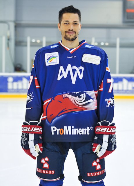 Verteidiger Sinan Akdag (7): Einer von fünf Adlern, der in der vergangenen Saison kein Spiel verpasst hat.  Nur fünf Verteidiger haben in der DEL-Historie der Adler mehr Scorerpunkte gesammelt als Sinan. Auch in dieser Spielzeit hat er bereits wieder 14 Assists. | Foto: PIX-Sportfotos/Petra Loew