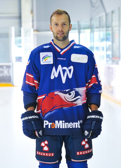 Stürmer Brent Raedeke (9): Er spielt seine vierte Saison im Adler-Trikot. Nach einigen hartnäckigen Verletzungen muss er sich in dieser Spielzeit immer wieder neu ins Team kämpfen. Aber der Globetrotter (hat seit seinem Wechsel schon nach Europa schon dreißig Länder bereist)  ist ein Kämpfer und spätestens zu Beginn der Playoffs will er in Topform sein. | Foto: PIX-Sportfotos/Petra Loew 