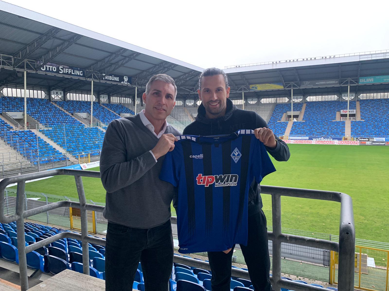 Der Sportliche Leiter des SV Waldhof, Jochen Kientz (links) mit Neuzugang Miro Varvodic.