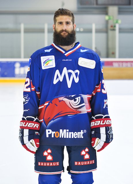 Verteidiger Cody Lampl (32): Der Mann aus dem US-Bundesstaat Idaho, der bei jedem Bartträger-Wettbewerb eine gute Figur abgeben würde, kam von Deutschlands Norden (Bremerhaven)  nach Mannheim. Noch wartet er auf sein erstes Adler-Tor. | Foto: PIX-Sportfotos/Petra Loew 