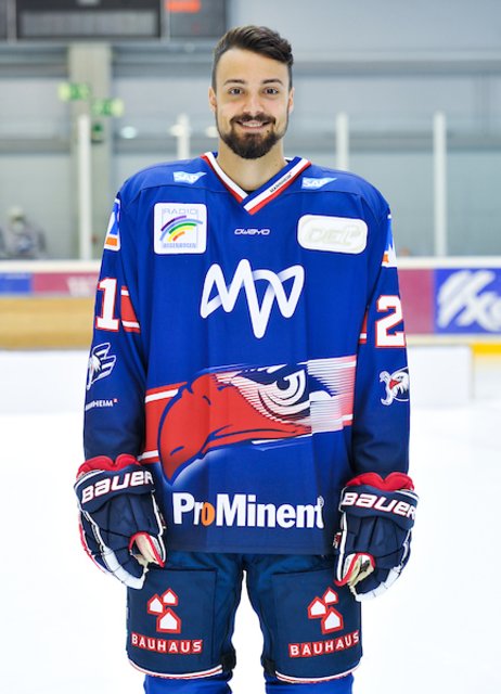 Stürmer Nicolas Krämmer (21): Der Lefthander hat schon einiges an DEL-Spielen auf dem Buckel und kommt nun auch bei den Adlern in Schwung. Die Gene sind gut, schließlich ist die Deutsche-Eishockey-Legende Gerd Truntschka sein Onkel.  | Foto: PIX-Sportfotos/Petra Loew 