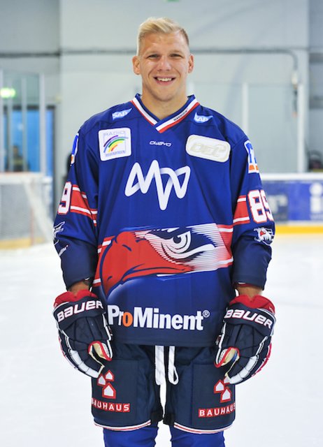 Stürmer David Wolf (89): Dynamisch, wuchtig, aufbrausend – ein Volldampf-Eishockeyspieler wie ihn sich jeder Trainer wünscht. Der Sohn von Manfred „Mannix“ Wolf ist ein glänzender Vorlagengeber mit einem enorm schnellen Antritt. Seine Spielfreude ist ebenso ausgeprägt wie sein mitunter ungezügeltes Temperament. „Silver Wolf“  ist jetzt auch Besitzer eines Cafés.  | Foto: PIX-Sportfotos/Petra Loew 