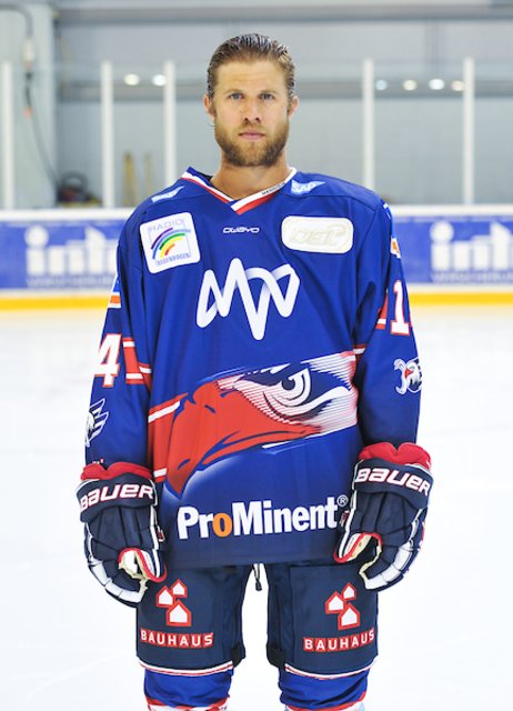 Stürmer Garrett Festerling (14): Er trifft regelmäßig, er ist oft der Mann für entscheidende Tore und nachdem er 2010 schon mal eine Meisterschaft mit den Hannover Scorpions gefeiert hat, würde er das in diesem Jahr mit den Adlern gerne wiederholen. Von Verletzungen weitgehend verschont geblieben, spielt der Mann mit der Nummer 14 eine starke Saison.  | Foto: PIX-Sportfotos/Petra Loew 