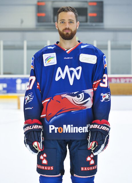 Verteidiger Thomas Larkin (37): Ausgerechnet in einer Phase, in der er von Spiel zu Spiel immer stärker wurde, verletzte er sich. Eine Handverletzung setzt den Hundefreund nun für ca. zwei Monate außer Gefecht. Mit sechs Toren treffsicherster Verteidiger.  | Foto: PIX-Sportfotos/Petra Loew 