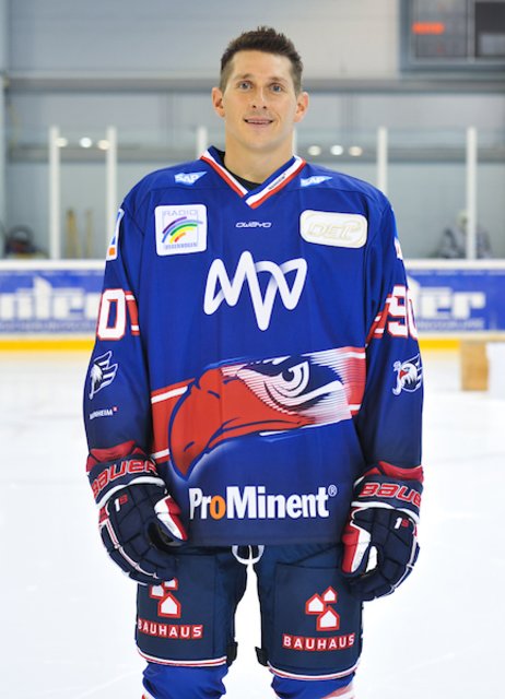 Stürmer Luke Adam (90): Er hatte schon ganz starke Zeiten im Adler-Team, zwischenzeitlich scheint der Kanadier auch mal abzutauchen, aber Luke Adam ist ein Vollblutstürmer mit Killerinstinkt. Hat er die Scheibe, dann zischt sie meist volle Kraft voraus Richtung gegnerisches Tor. In dieser Spielzeit wieder sehr stark.  | Foto: PIX-Sportfotos/Petra Loew 