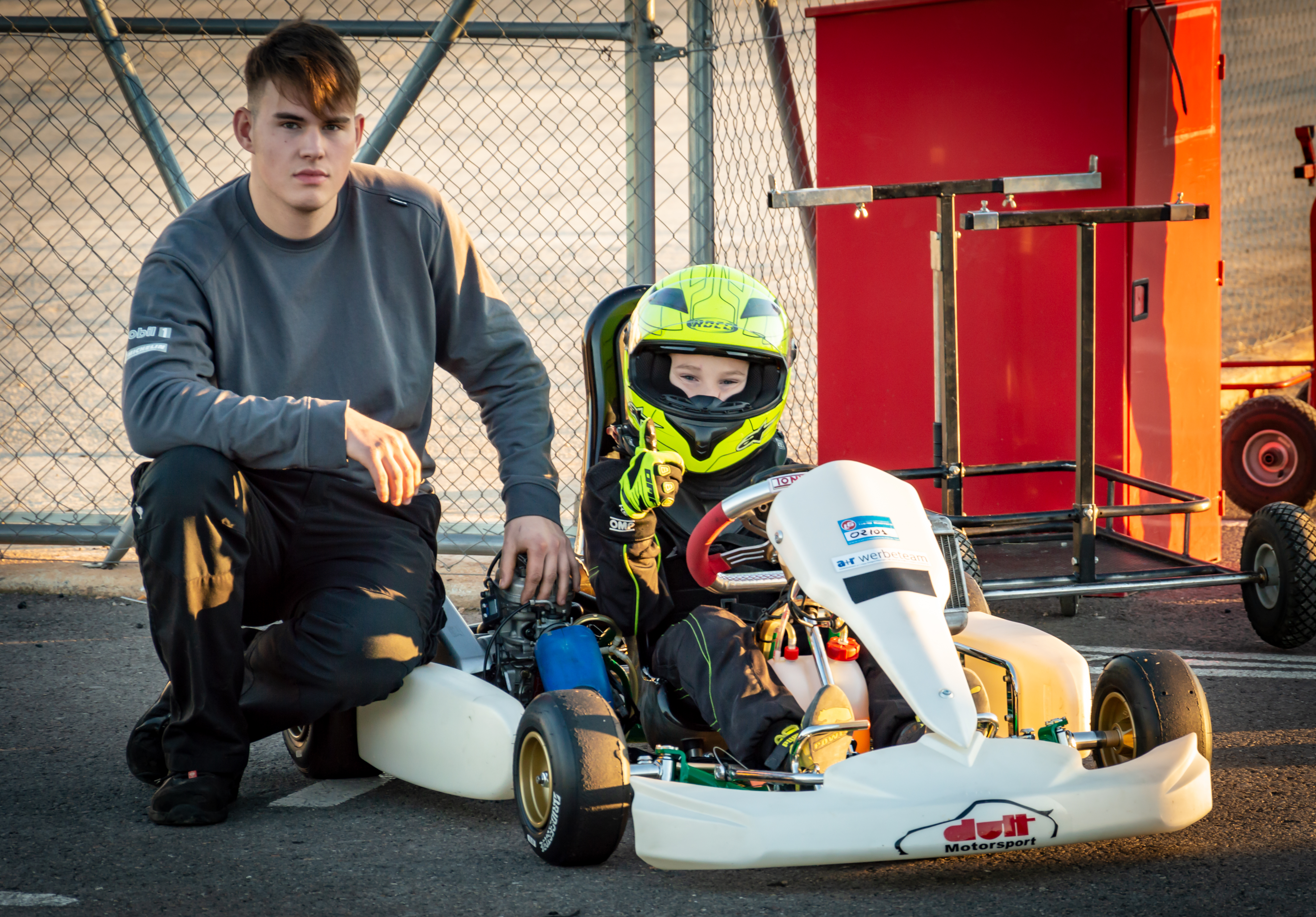 Dutt Motorsport Mechaniker Philipp Belgraver mit Fahrer Louis Arnold