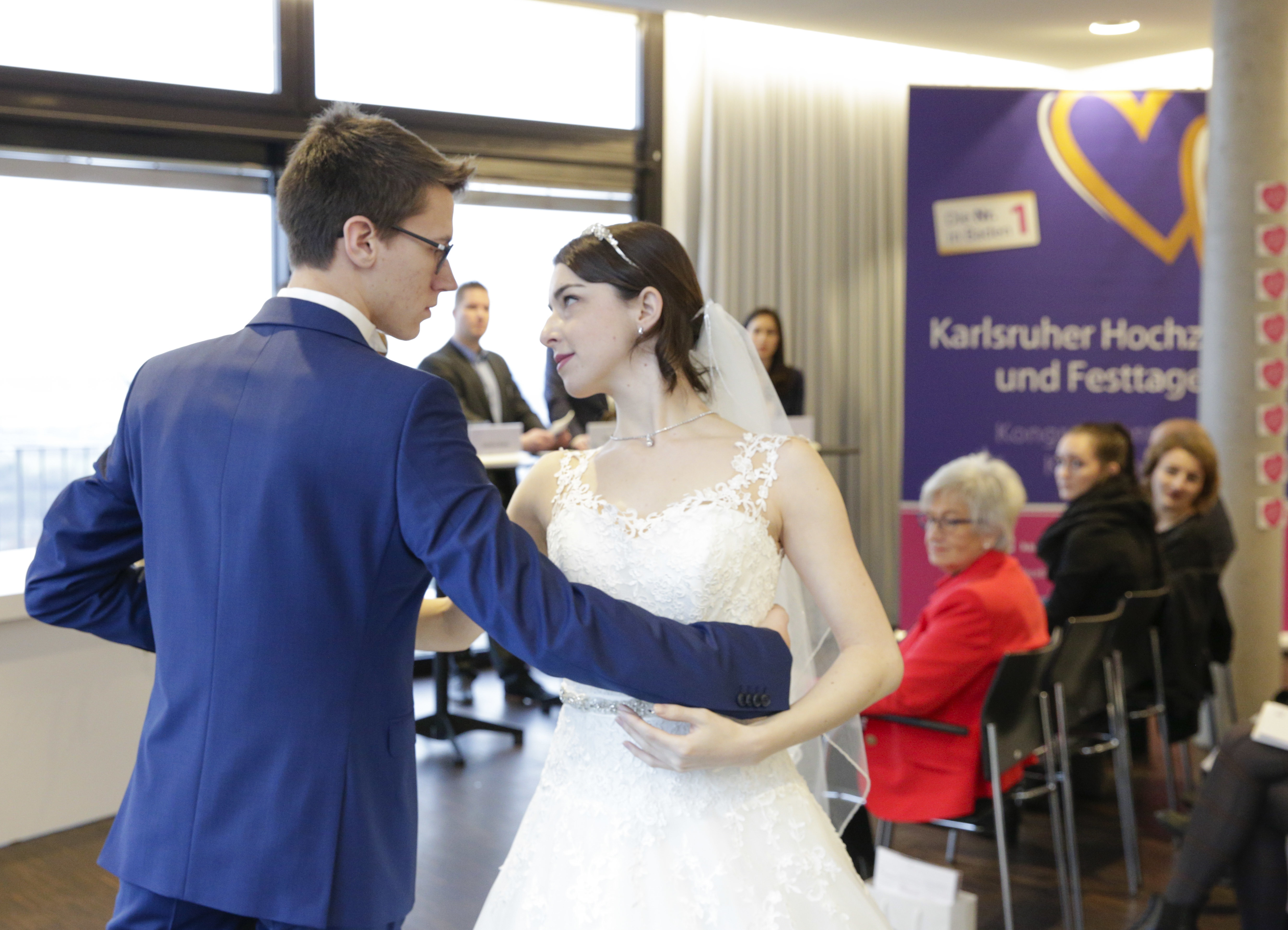 Mit einem Hochzeitstanz präsentiert die Tanzschule Vollrath-Tönnies die Brautmodentrends der kommenden Saison für das Modehaus Carl Schöpf.