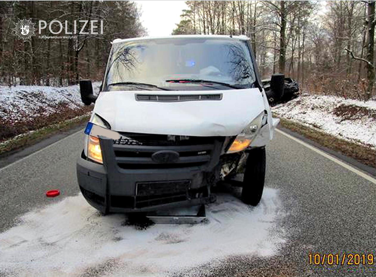 An dem Transporter der Unfallverursacher entstand ein Frontschaden.