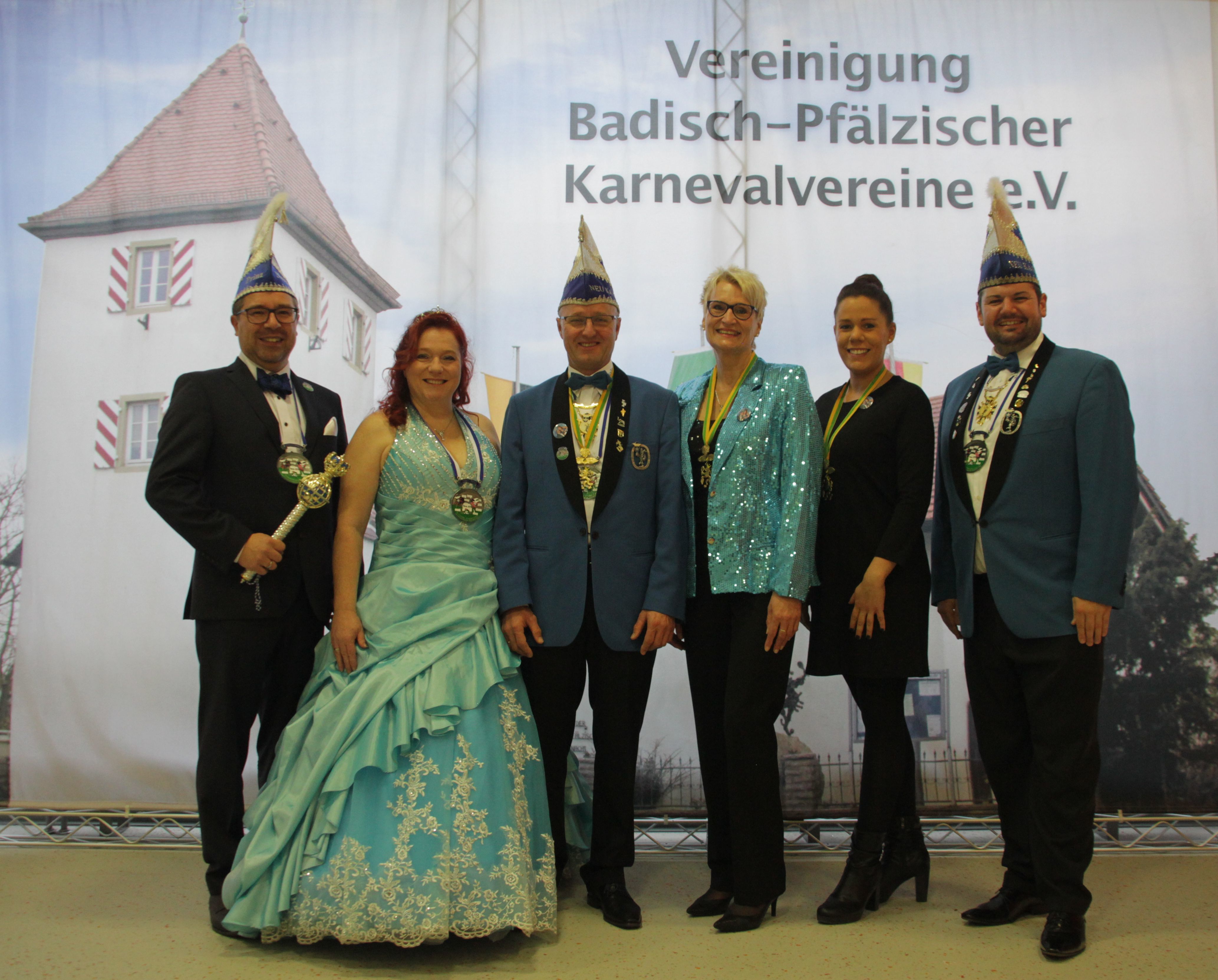 v.l. Prinz Volker I, Prinzessin Beate I (Ehepaar Wilhelm), Ehrenzugmarschall Michael Geißler, Pressereferentin Ulla Simianer, Ehrengardistin Julia Feuerstein und Präsident Daniel Prestel