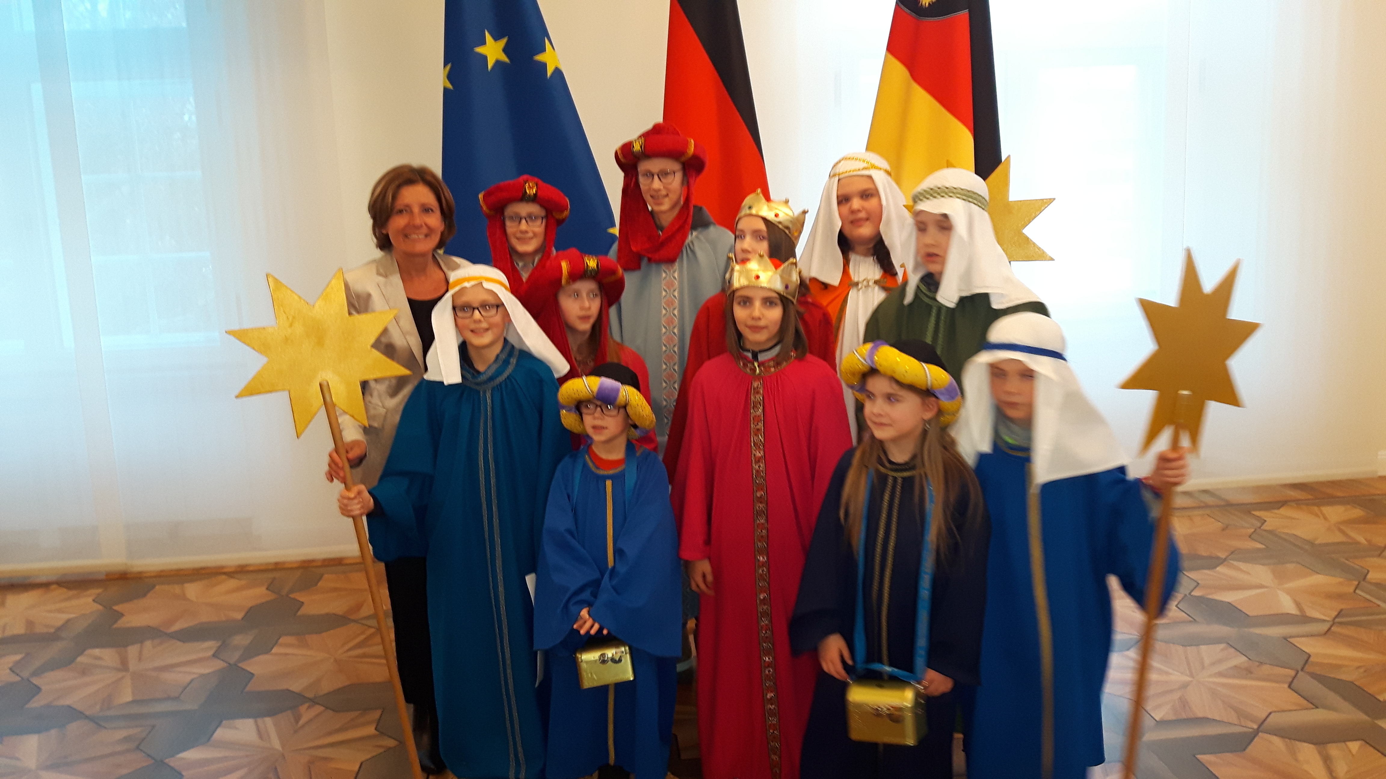 Die Sternsinger zusammen mit Ministerpräsidentin Malu Dreyer Foto: PS