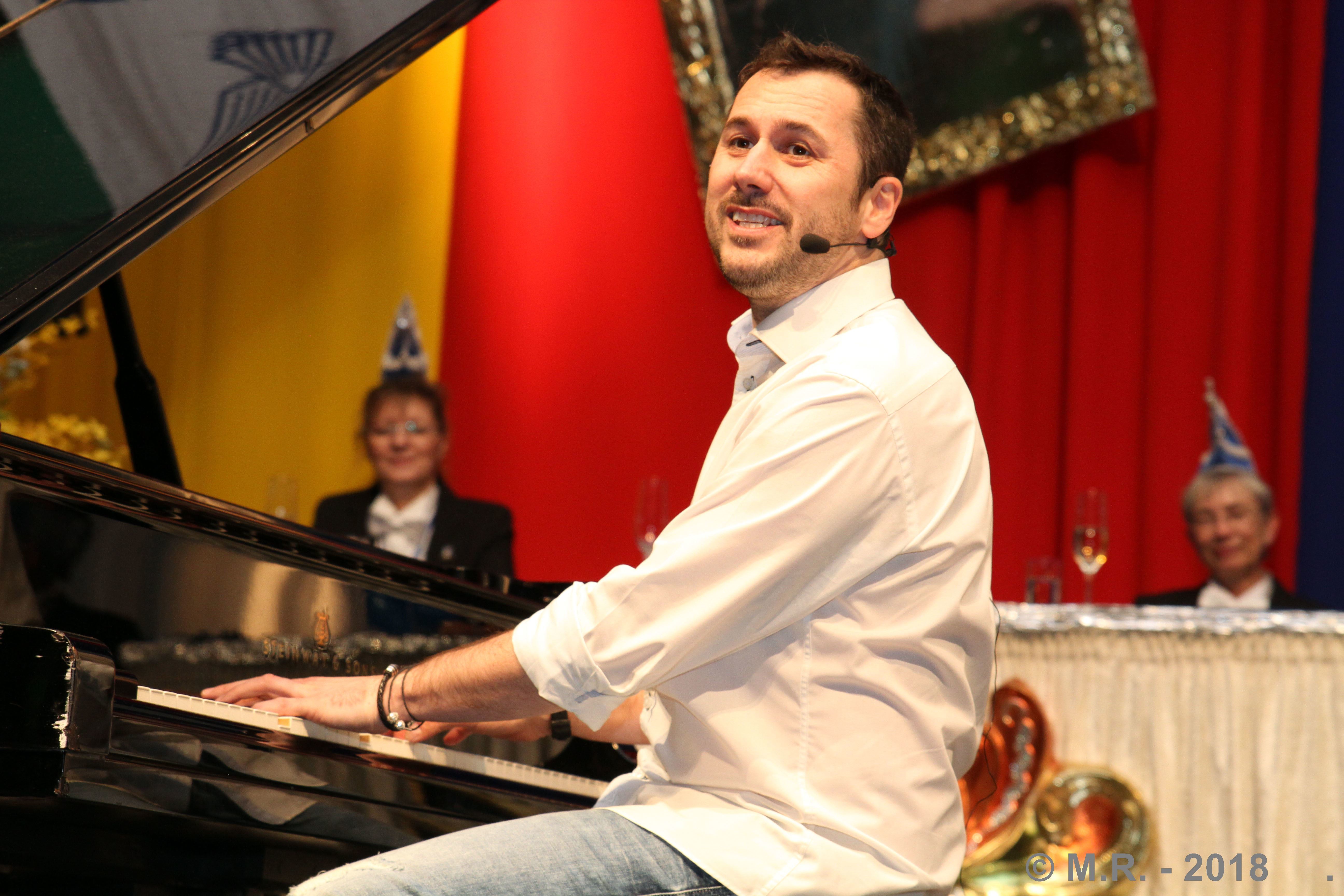 Andy Ost am Flügel.