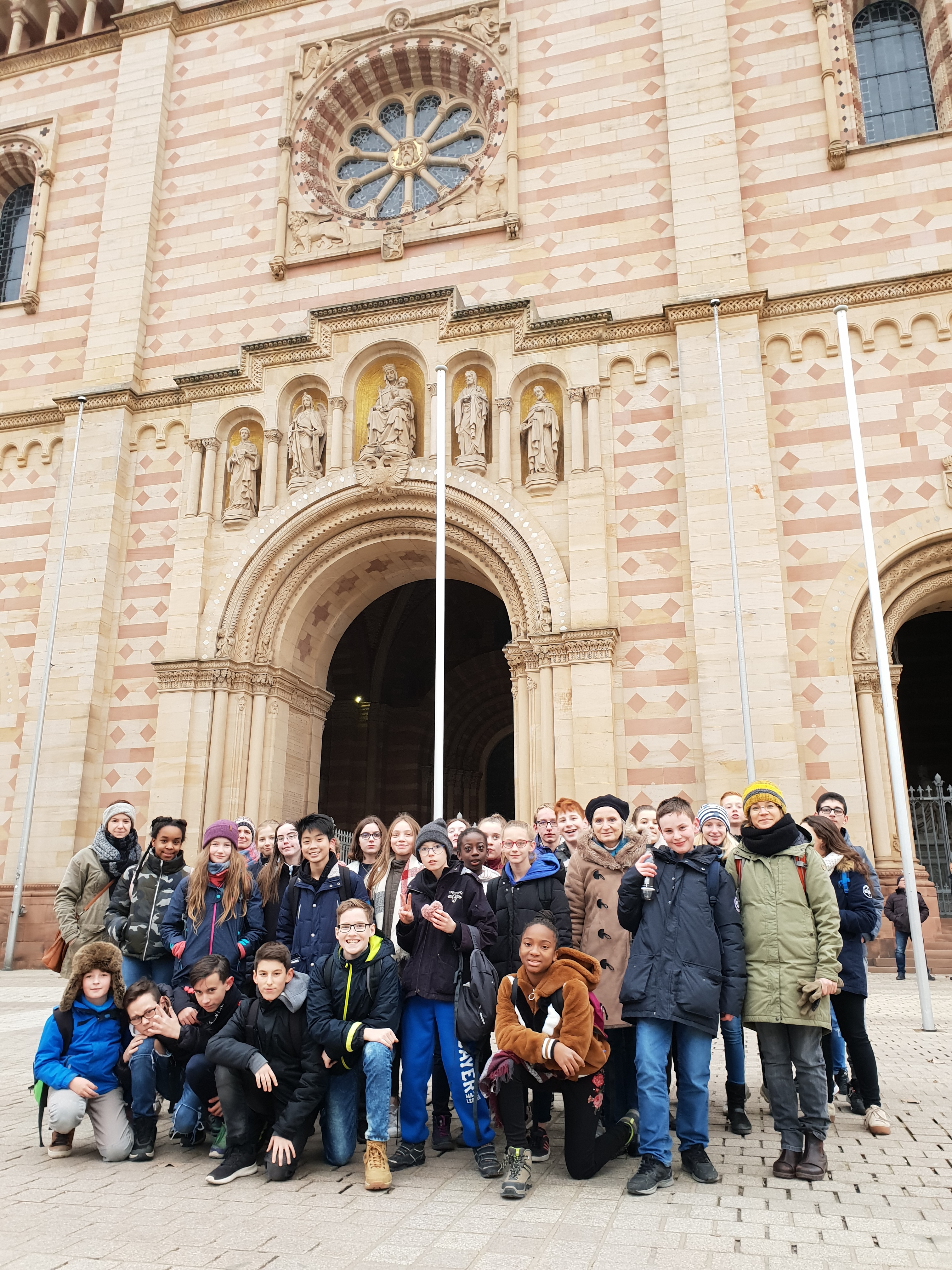 Die deutsch-französische Schülergruppe mit ihren Lehrerinnen vor dem Speyerer Dom FOTO: Burggymnasium