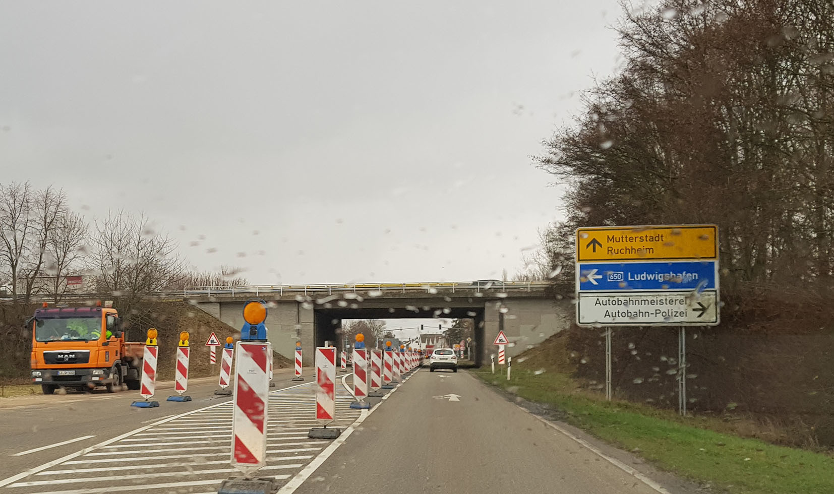 Schon immer sehr gefährlich, die Unterführung der A650 bei Ruchheim. Gerade bei Regen und Dunkelheit ist es für Autofahrer schwer, Fußgänger frühzeitig zu sehen.