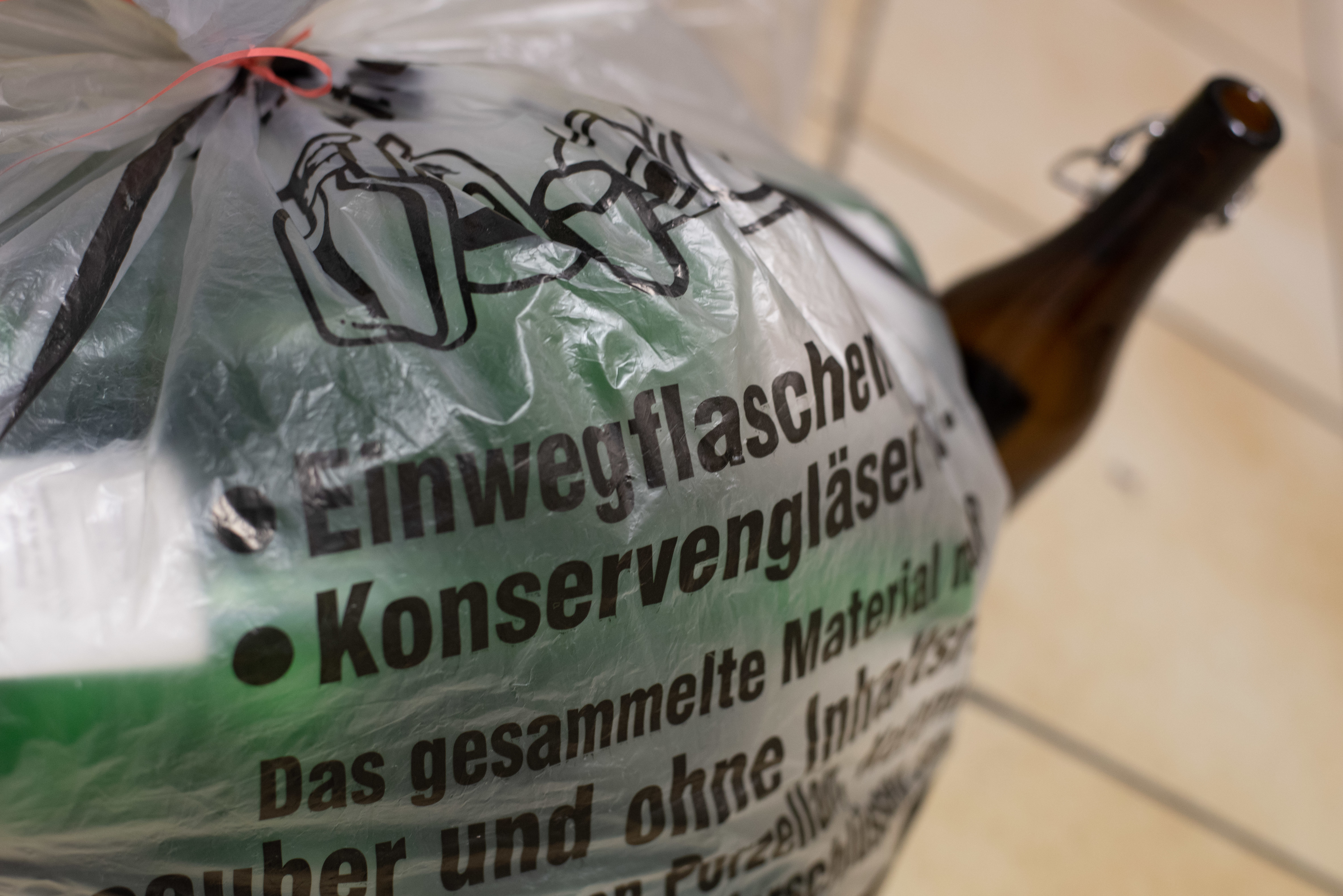 Nur noch dieses Jahr wird das Altglas im Landkreis per Sack gesammelt. Ab 2020 muss man es zum Altglascontainer karren.