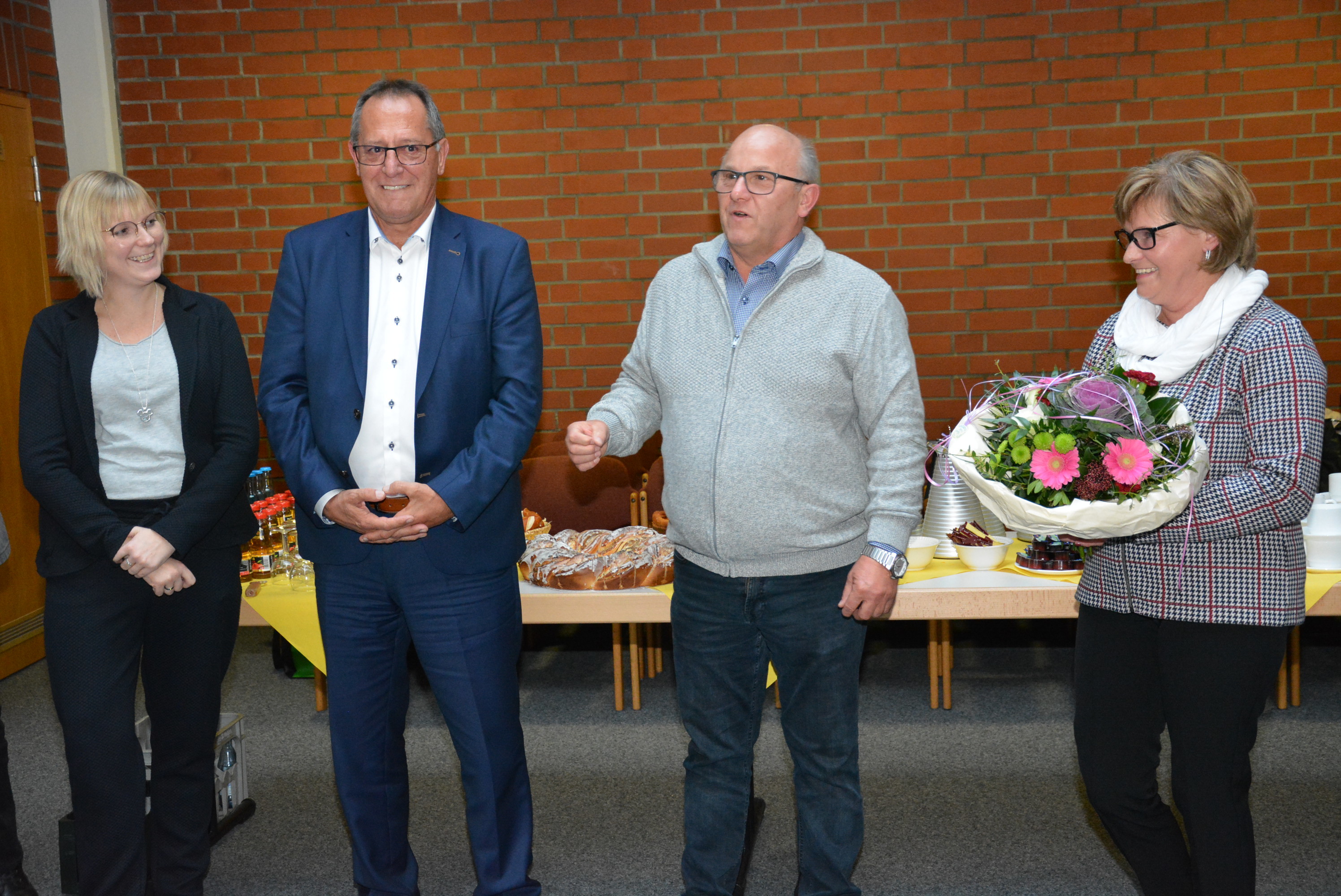 Von links: Verbandsrechnerin Catherine Pelz, Verbandvorsitzender Walter Heiler, Wassermeister Karl-Heinz Würges und dessen Ehefrau Gerda Würges bei der Verabschiedung.