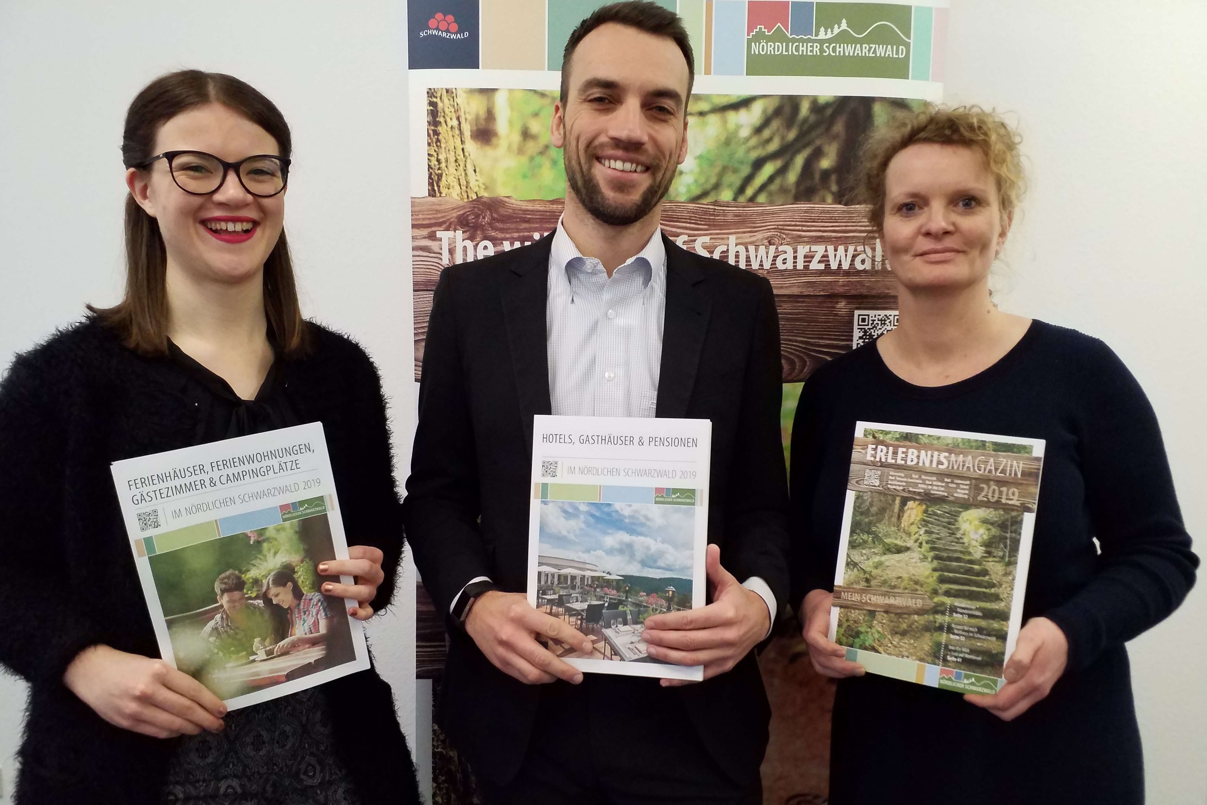 Das druckfrische Erlebnismagazin 2019 und die neugestalteten Gastgeberverzeichnisse für den Nördlichen Schwarzwald sollen bei den Messebesuchern der CMT in Stuttgart Werbung für die Region machen. (v.l.n.r.) Jennifer Neubauer, René Skiba und Corinna David von der Tourismus GmbH Nördlicher Schwarzwald