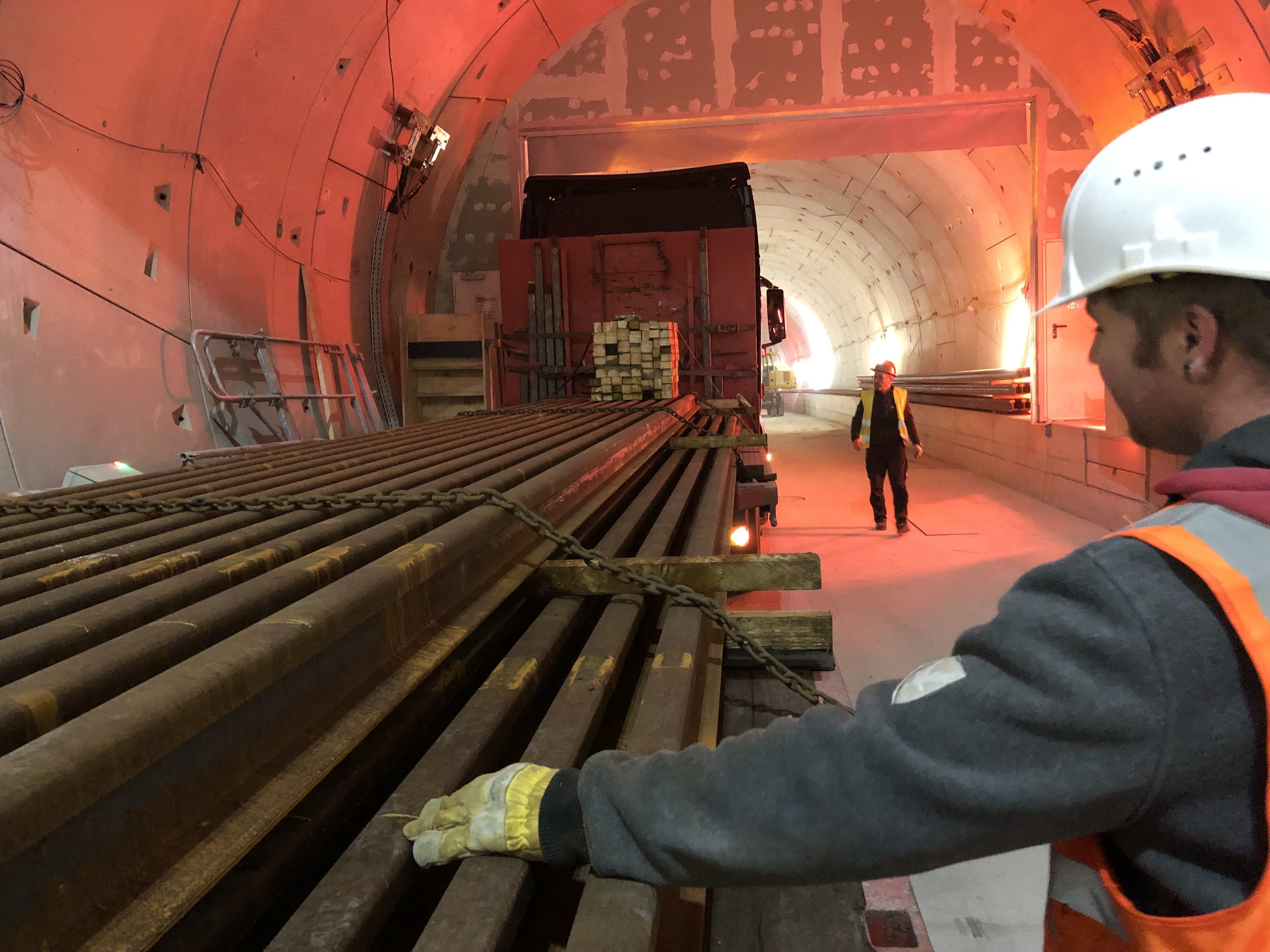 Los geht’s: Die Gleise werden im Ostteil des Bahntunnels unter der Kaiserstraße angeliefert.