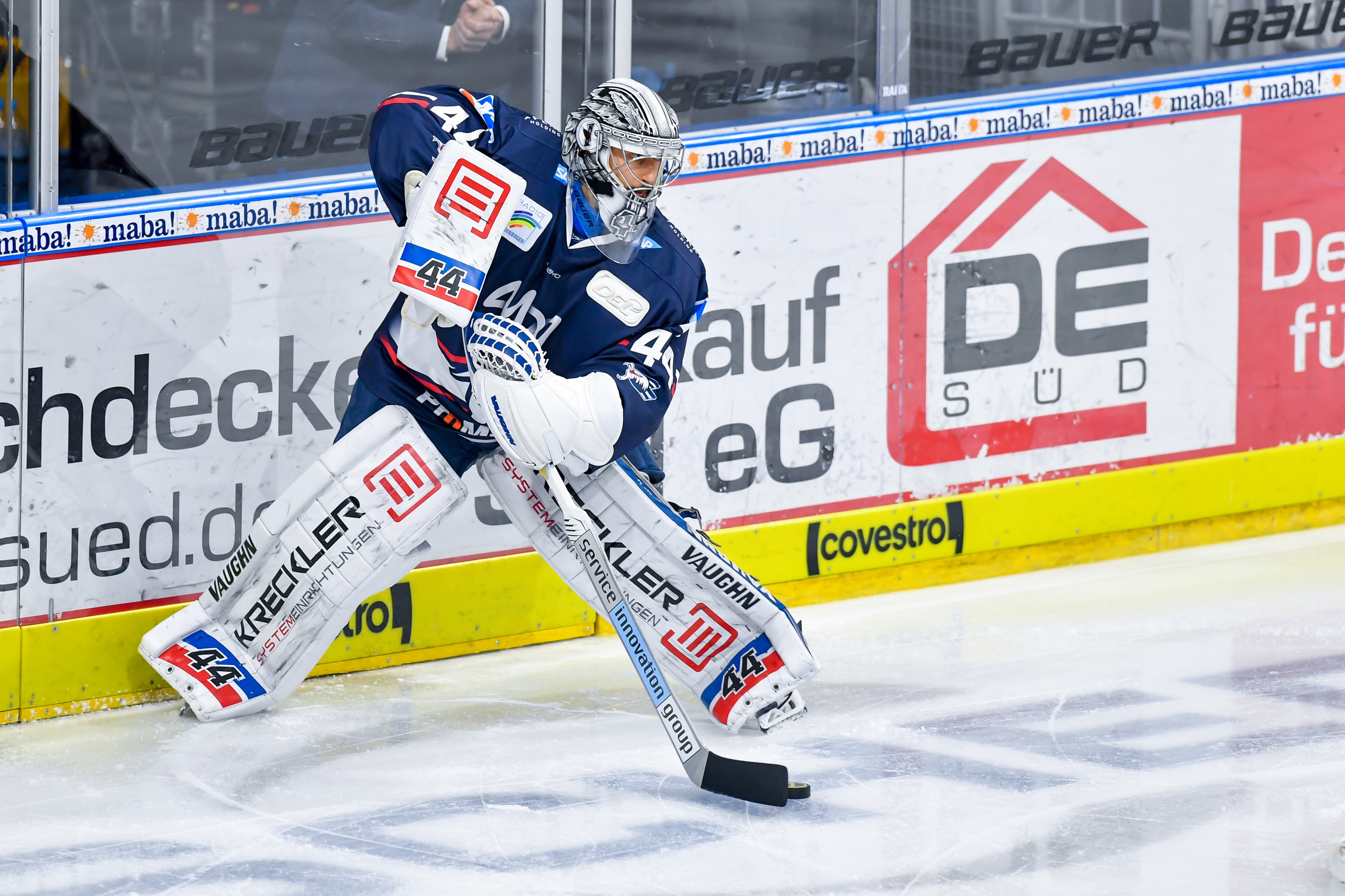 Dennis Endras zählt mit einem Schnitt von 2,1 Gegentoren pro Spiel und einer Fangquote von 91,04 Prozent zu den besten Schlussmännern der Liga.