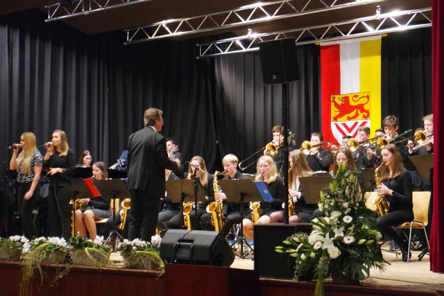 Groovige Klänge mit der Big Band des Gymnasiums. | Foto: Bender