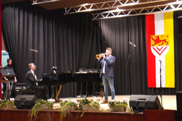 Helmut Breuner an der Trompete und Peter Kusenbach am Flügel begrüßen musikalisch das neue Jahr. | Foto: Bender