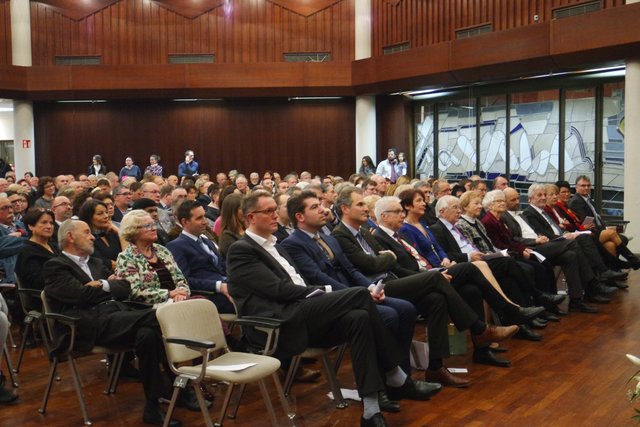 Zahlreiche Bürgerinnen und Bürger sowie Ehrengäste füllten den Saal im Haus des Gastes.  | Foto: Bender