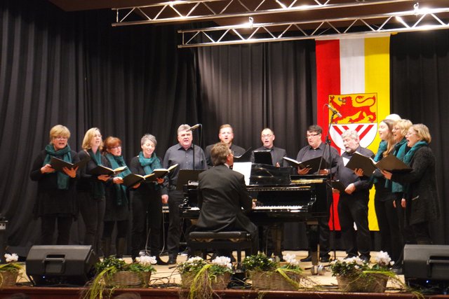 Der Chor "Palatina Vocalis"  unter der Leitung von Peter Kusenbach am Flügel.  | Foto: Bender