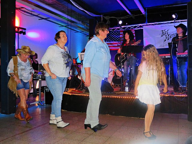 Line-Dancer mit Nachwuchstalent | Foto: Brigitte Melder