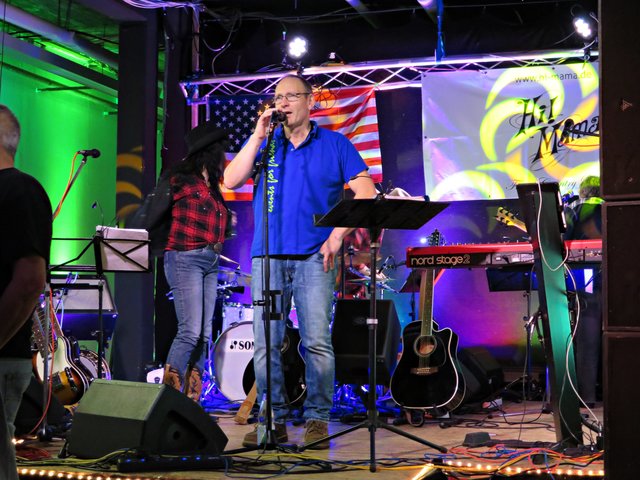 Connect-Chef Ully Zahn begrüßt das Publikum | Foto: Brigitte Melder