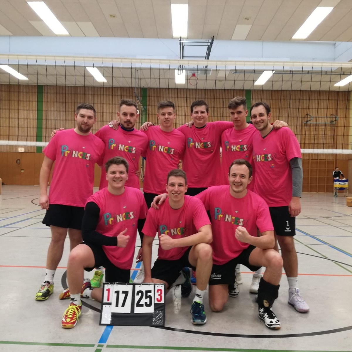 Als Tabellenführer kann man auch Einspielshirts in pink tragen (Foto: Yannick Peters)