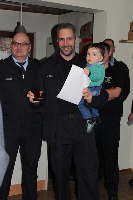 Markus Siess wird für 30 Jahre Dienst bei der FFW Rinnthal geehrt | Foto: Ute Götz