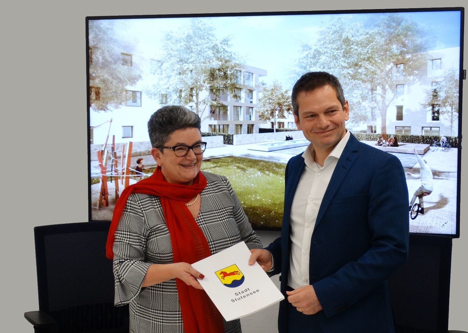 Geschäftsführer Stefan Storz von der „Volkswohnung“ und die Stutenseer Oberbürgermeisterin Petra Becker unterzeichneten eine Absichtserklärung foto: BK