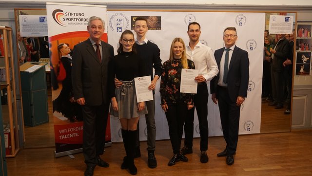 Preisübergabe Sportförderung
von links: Herr Peter Esmann, Julia Maria Scherer, William Lauth, Daniela Paul, Dario Leanza, Olaf Paul | Foto: Christian Klamtt, zur Veröffentlichung freigegeben